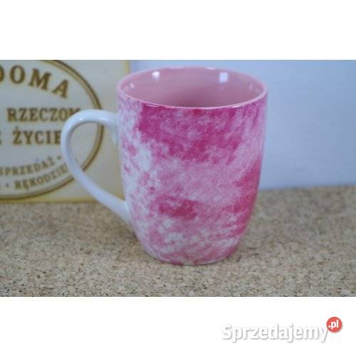 Różowy kubek ceramiczny w dekorze marmurkowym