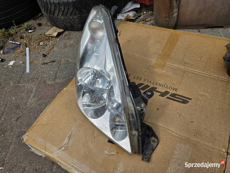 LAMPA PRAWA PRZEDNIA PRZÓD TOYOTA COROLLA VERSO osobowe wielkopolskie sprzedam