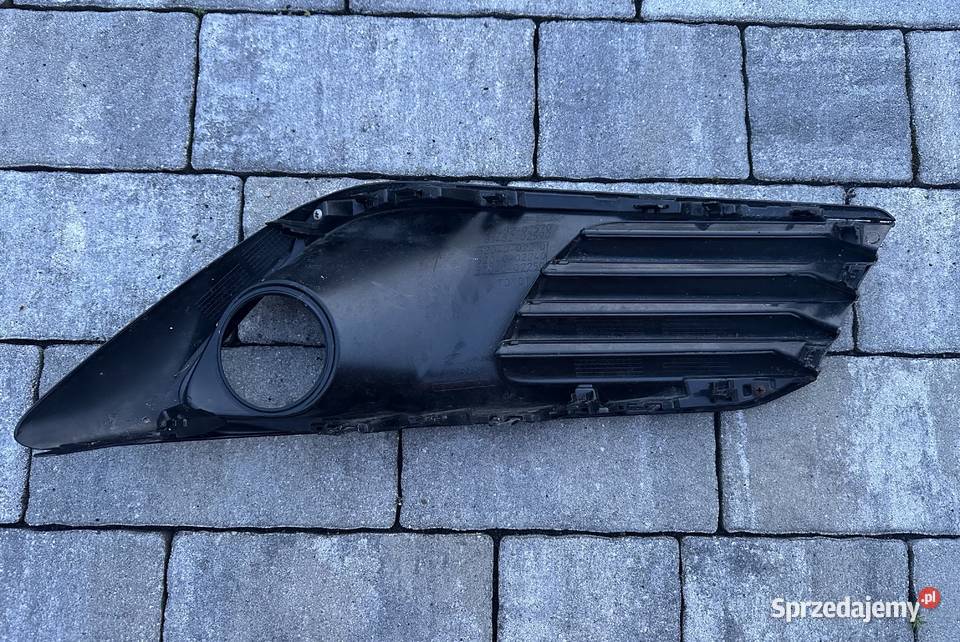 Toyota AURIS II 5204002210 RAMKA HALOGENU KRATKA osobowe Karoseria Białystok sprzedam