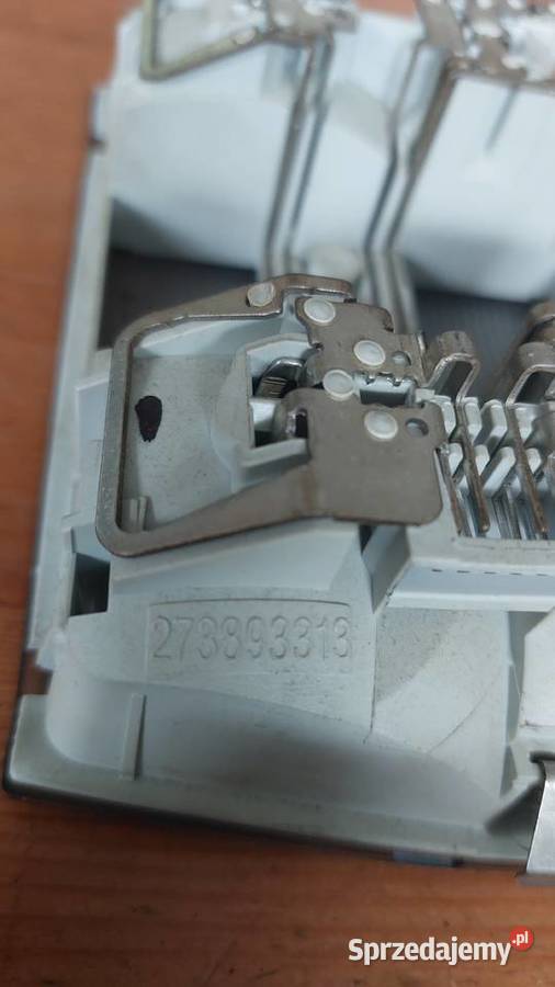 LAMPKA OŚWIETLENIA KABINY PRZÓD OPEL 273893313 osobowe Części samochodowe Skwierzyna
