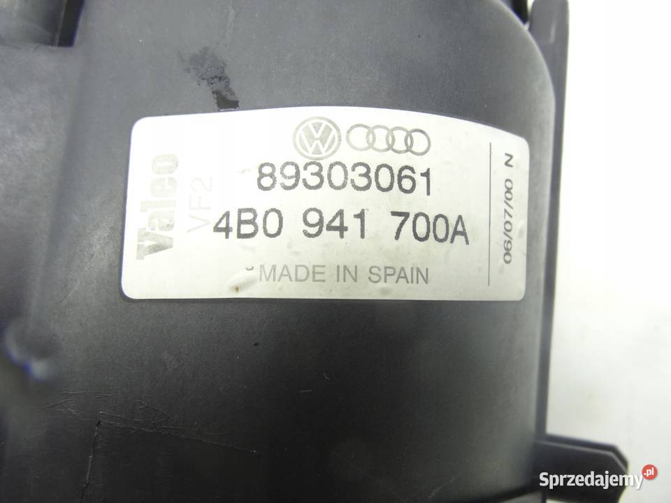AUDI A8 D2 9902 HALOGEN PRAWY 4D0941700A Przemęt