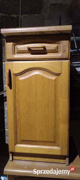 Meble kuchenne z drewnianymi dębowymi frontami