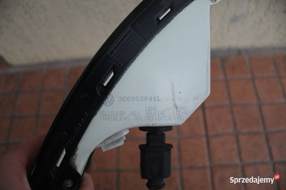 KIERUNKOWSKAZ ZDERZAKA LEWY LC9X VW PASSAT B6 osobowe
