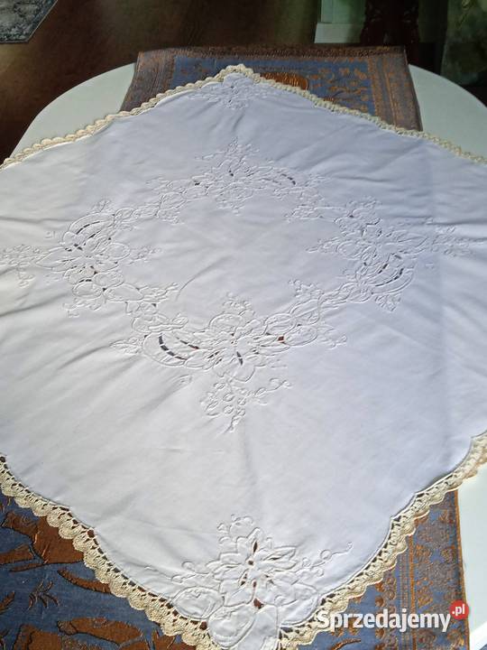 HAFTOWANA SERWETA STOŁOWA W KWADRACIE