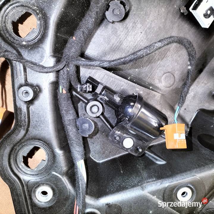 Wspornik tapicerki drzwi prawych tylnych BMW E65 osobowe Poręba