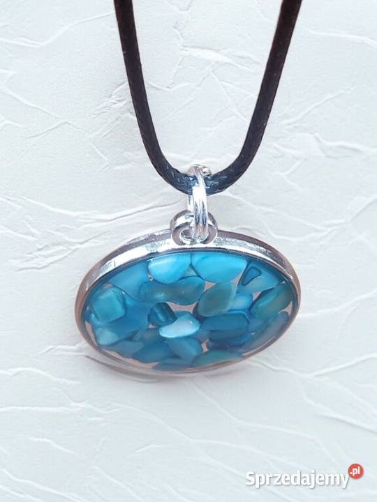 Naszyjnik z żywicy z turkusowymi muszlami