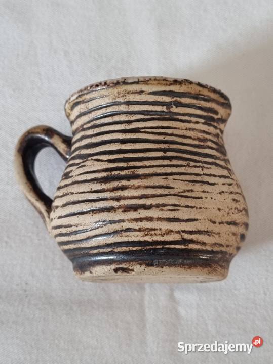 Ceramiczny prążkowany wazonik z uchem Cepelia inny kolor