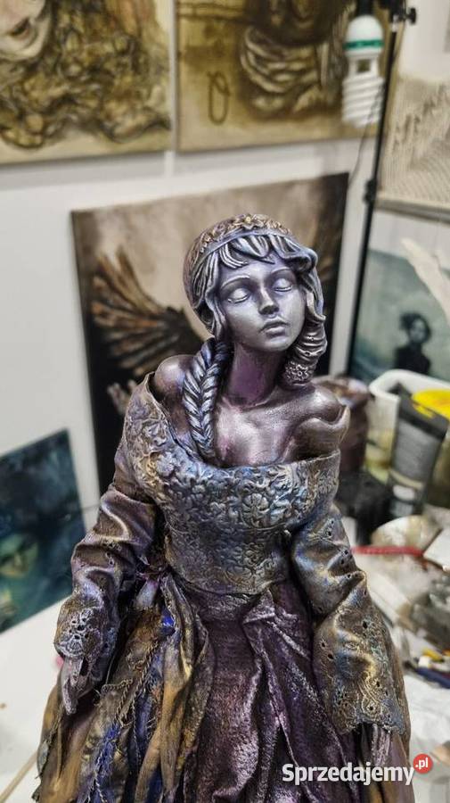 Piękny anioł ze skrzydłami z prawdziwych piór