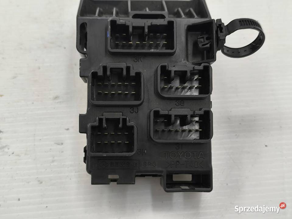 SKRZYNKA BEZPIECZNIKÓW TOYOTA AVENSIS II T25