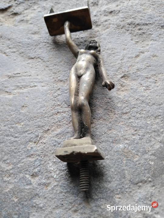 Stara mosiężna figurka kobiety kobieta zabytek Dąbrowa Górnicza