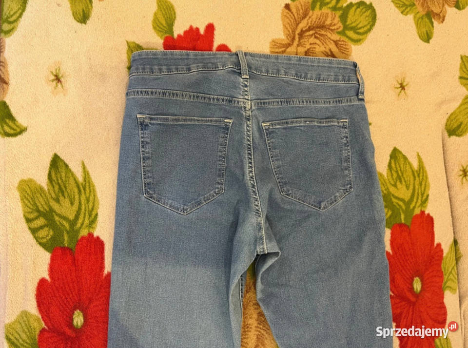 Jasnoniebieskie obcisłe jeansy jeansowe modne na Łódź