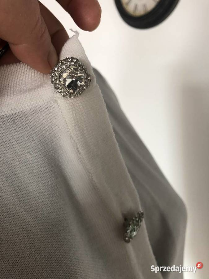 Sweter biały kardigan zapinany na ozdobne Lubań
