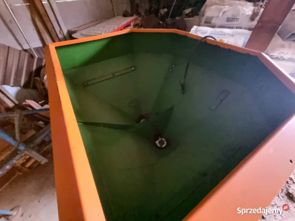 Rozsiewacz nawozów Amazone F 1204 R nieuszkodzony Bukowiany