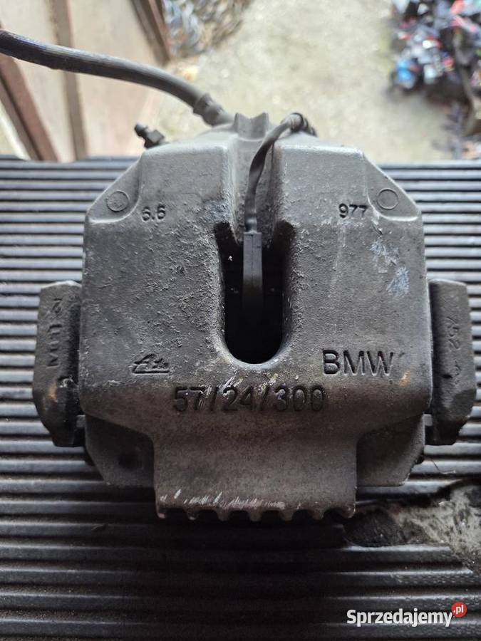 Zaciski przednie BMW E90