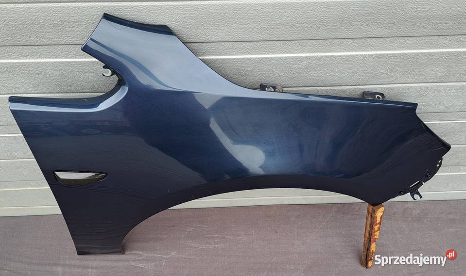Błotnik prawy przód Opel Astra J 0915 Z22A Błotniki Mielęcin