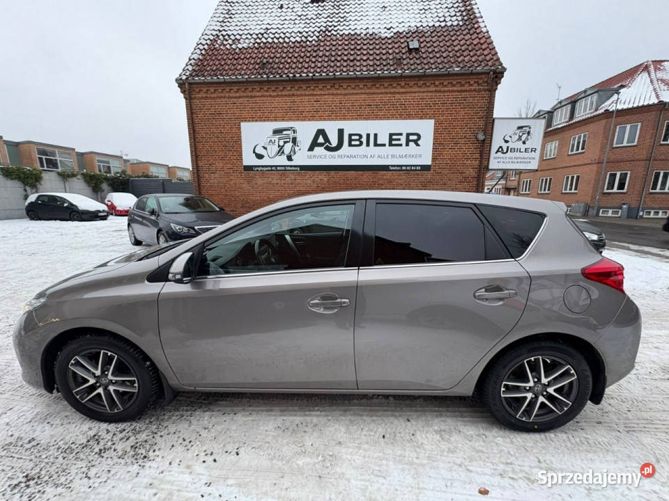 Toyota Auris II 2012 Hatchback Sadlno