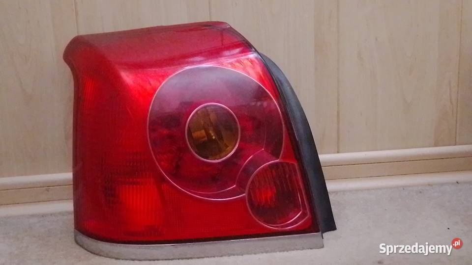 Lampa tylna Toyota Avensis T25 sedan strona lewa Lampy tylne Wyszków