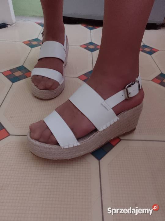 39 ASOS Białe sandałki na koturnie z Londynu