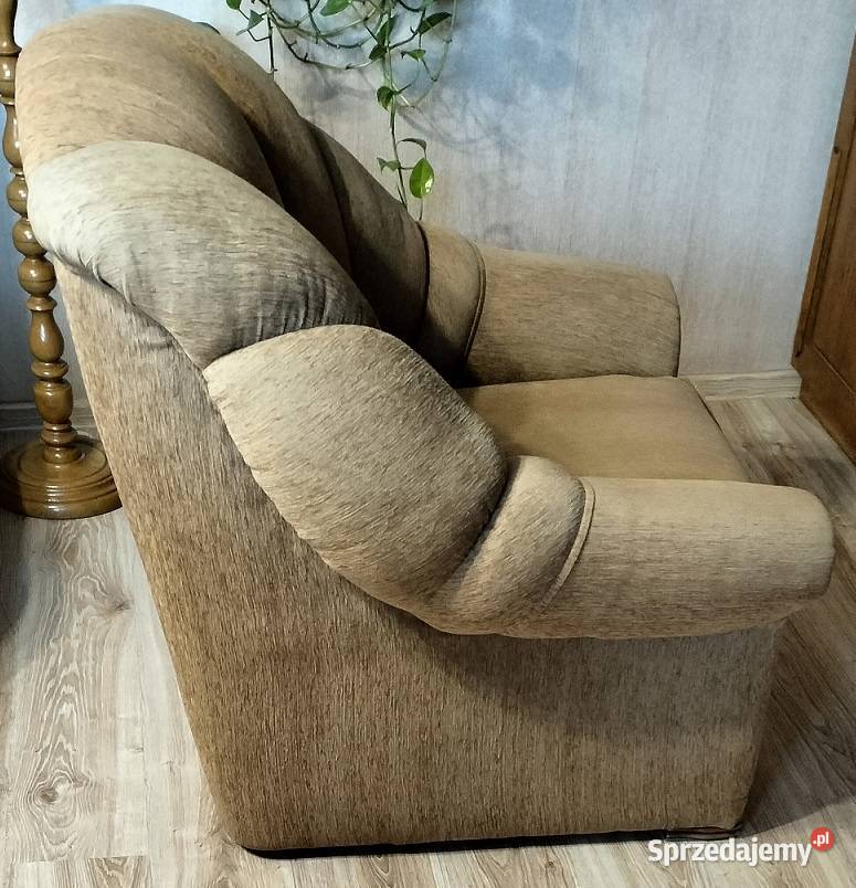 Dwa fotele wypoczynkowe kolor beżowy drewno Janowiec Wielkopolski