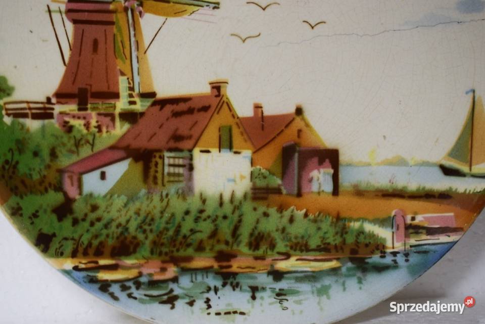 Stary talerz ceramiczny z wiatrakiem w tle Chełmno