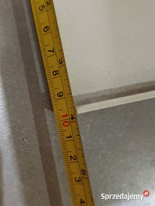 biała drewniana dekoracja stojąca z napisem Home Poznań