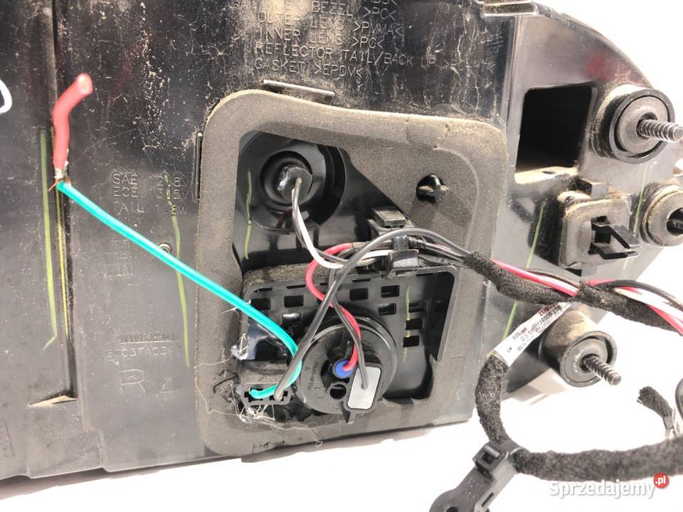 LAMPA PRAWY TYŁ CHRYSLER PACIFICA P68228940AE