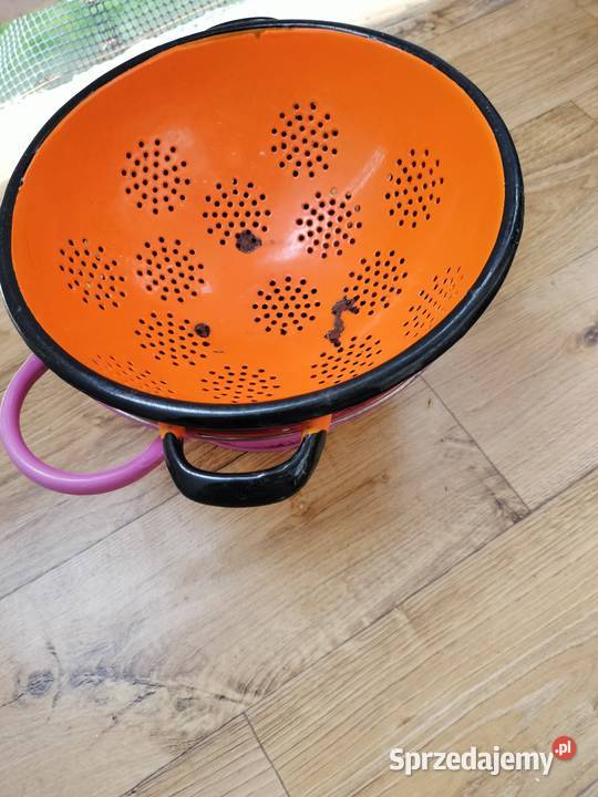 Dwa durszlaki emaliowane do ozdoby Choszczno