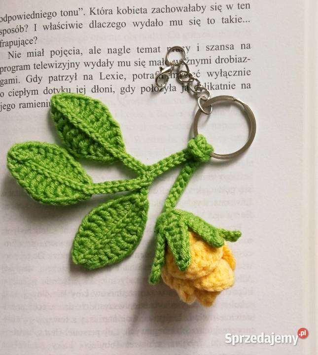 Różyczka wykonana na szydełku brelok Łask