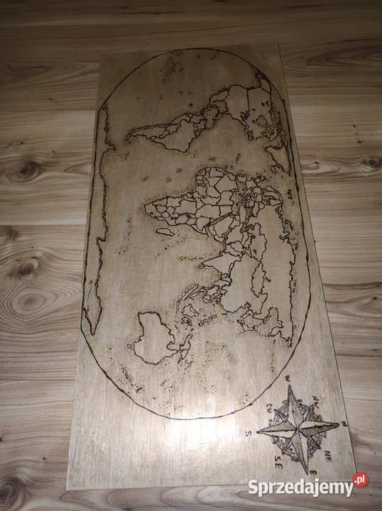 Mapa świata wypalana ręcznie metodą pirografii Tarnów