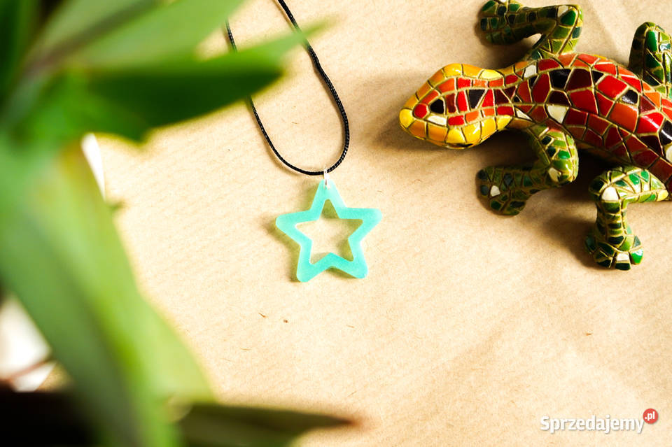 Turkusowy wisiorek gwiazdka świecąca w ciemności mazowieckie