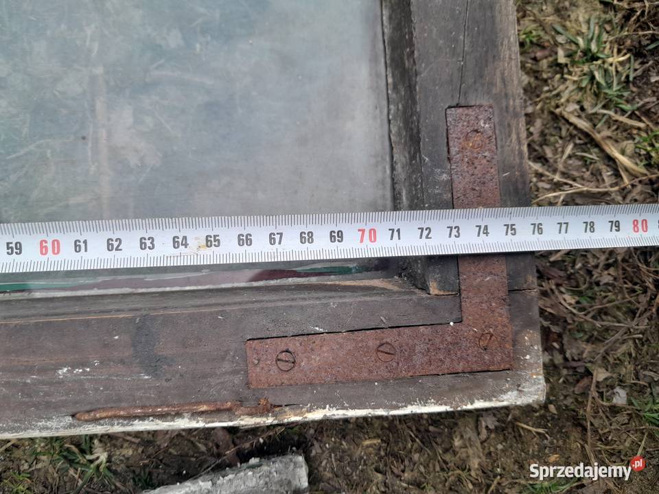 Trzy stare małe podwójne okienka zabytek retro