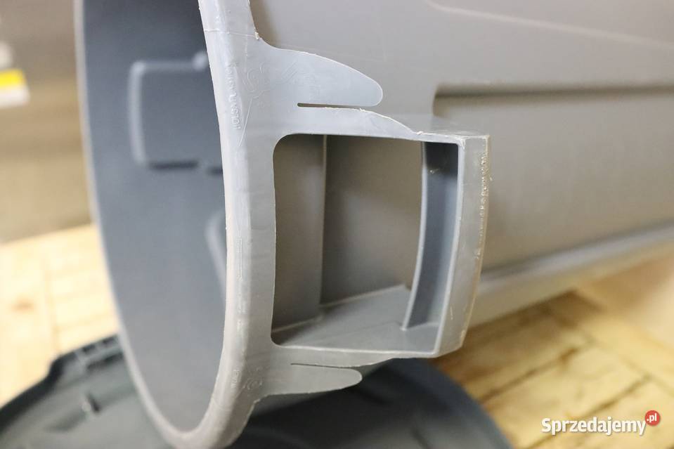 Kosz na śmieci Rubbermaid Brute 121 l z otworem