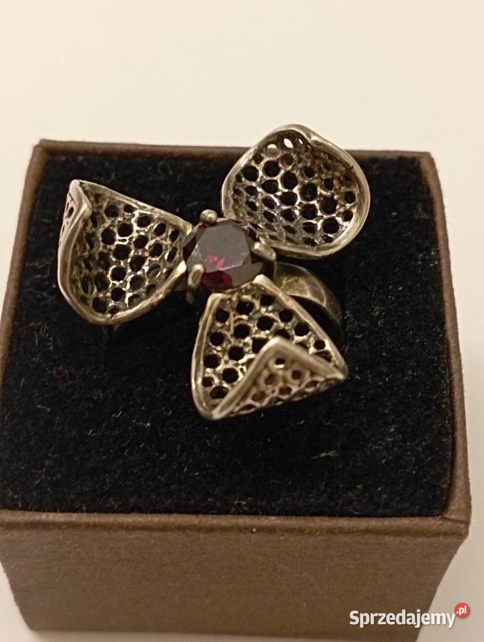 Pierścionek srebrny z rubinkiem mazowieckie Radom sprzedam