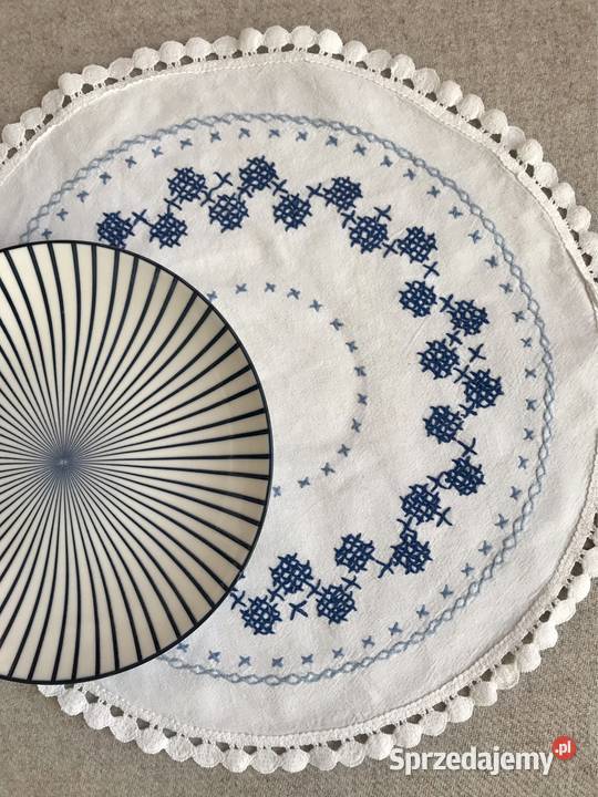 Okrągła haftowana ręcznie serwetka niebieska Warszawa