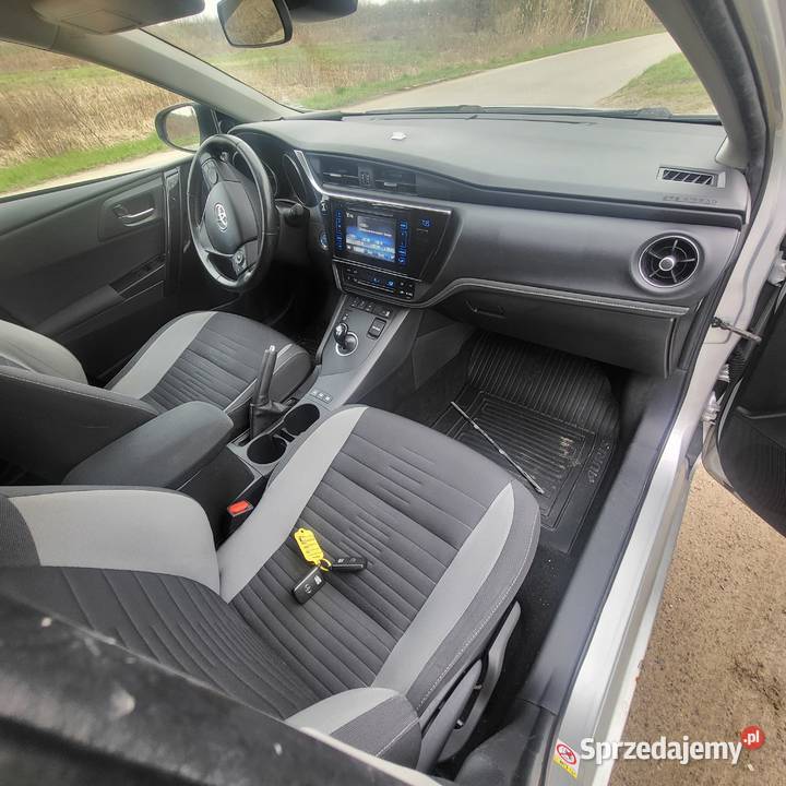 Toyota Auris Touring Sports 18 Hybrid Góra Kalwaria