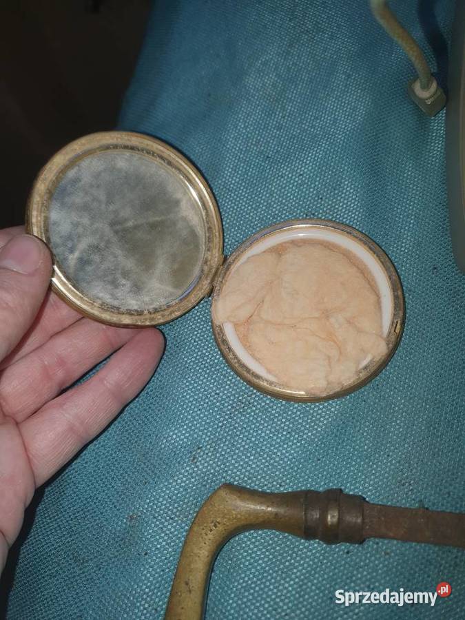 Stara mosiężna puderniczka antyk z lusterkiem i Sztuka współczesna