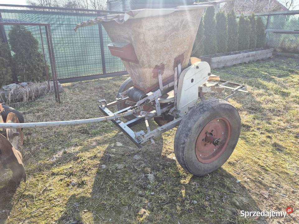 Rozsiewacz nawozu kos Czułczyce