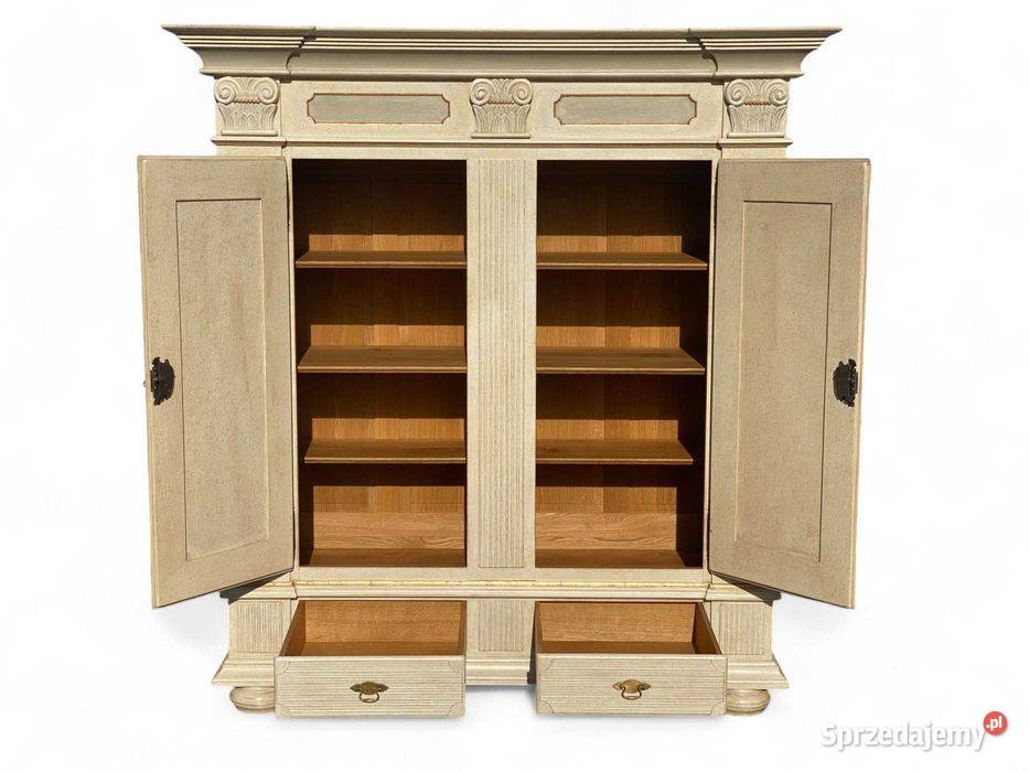 Bogato rzeźbiona szafa dwudrzwiowa w antycznym Gryfice