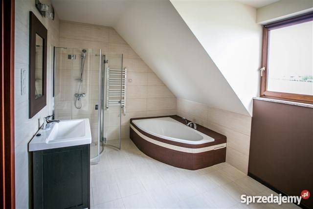 DOM Jeżów Sudecki garaż