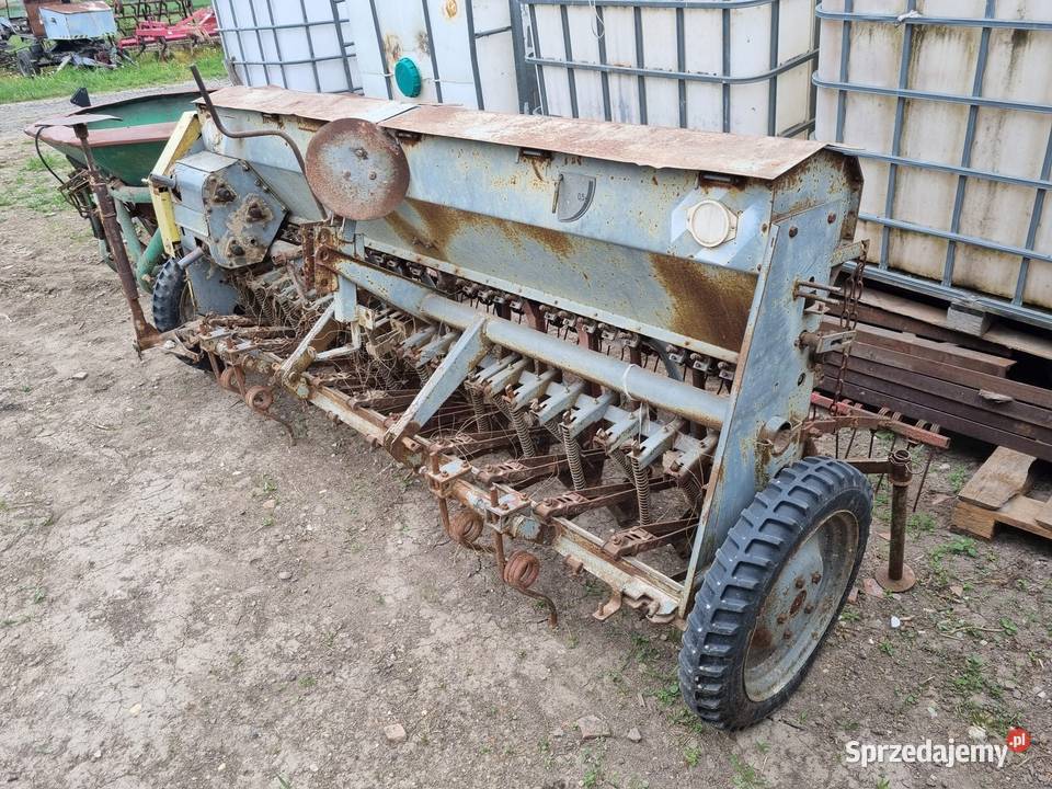 Rozsiewacz Amazone otwierany hydraulicznie Grodków