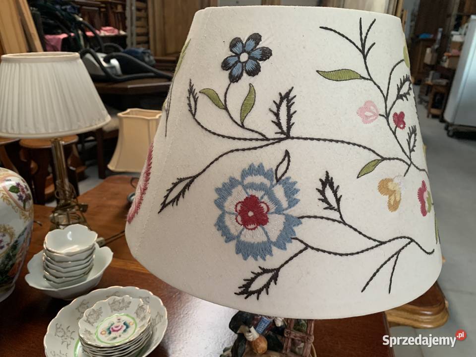 Piękna lampa z haftowanym kloszem i ceramiczną Sławoszewek