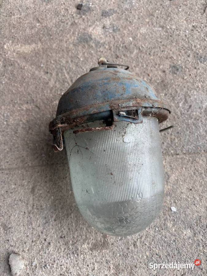 PRL lampa wisząca magazynowa vintage garażowa