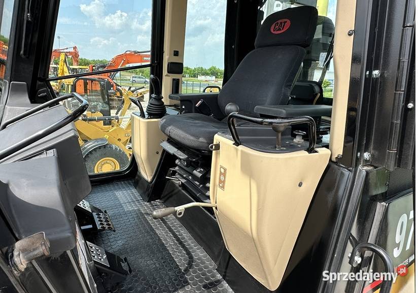 ŁADOWARKA GĄSIENICOWA MARKI CATERPILLAR 973C Tuliszków