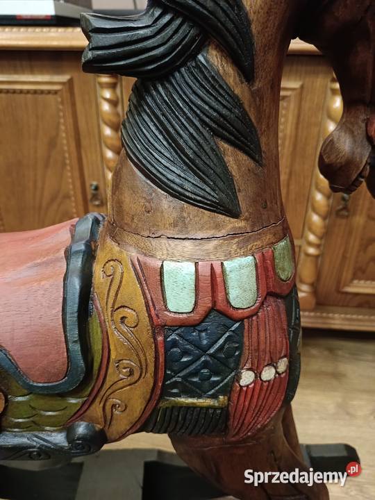 Stary duży rzeźbiony koń na biegunach