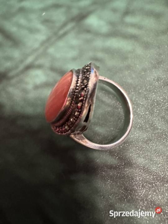 Pierscionek srebrny z koralem spieczonym i Częstochowa