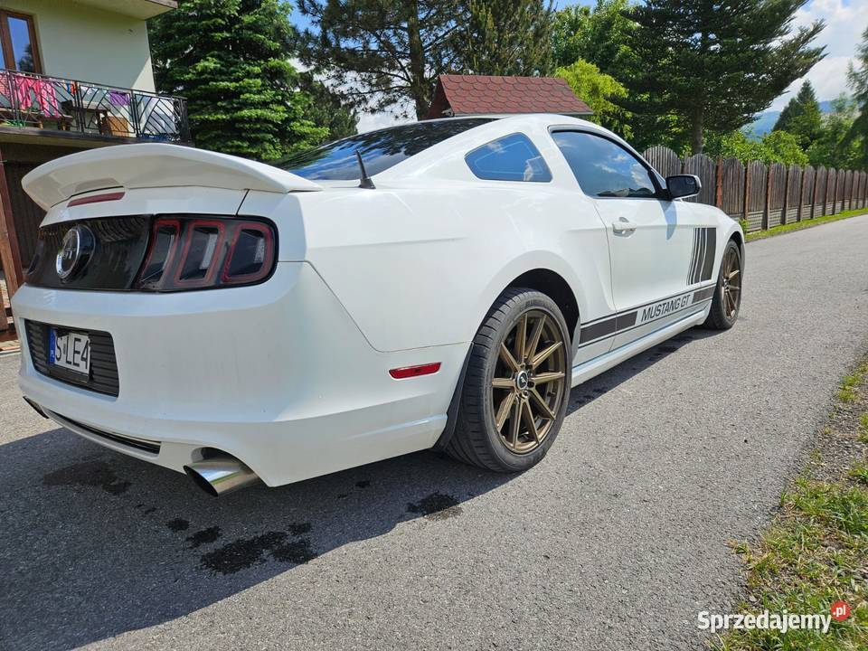 FORD MUSTANG