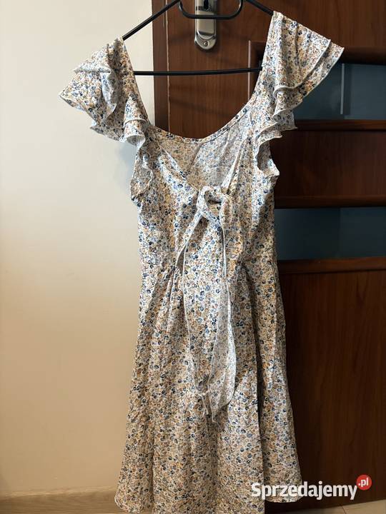 letnia sukienka w kwiaty wiązana na plecach