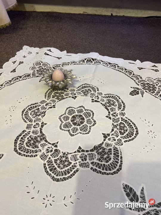 Obrus biały haftowany richelieu z koronkami