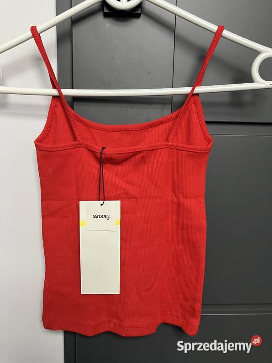 czerwony top na ramiączkach z napisem czerwony Toruń