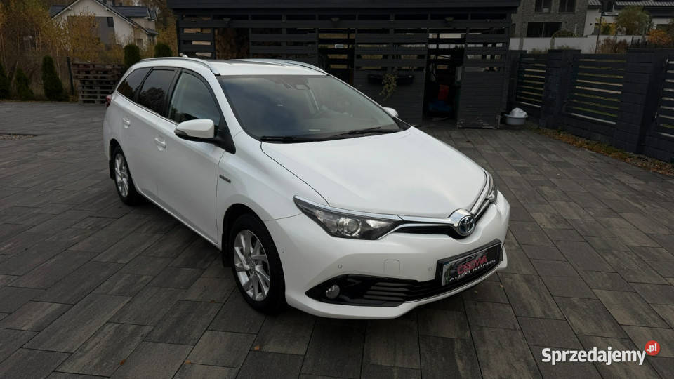 Toyota Auris 18 hybrid ledy Navi asystenci Sewis Gdańsk sprzedam